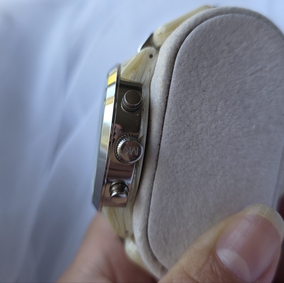 Michael KorsMichael Kors Round Silver and White Horn Watch, 43mm - Picture 6 of 10